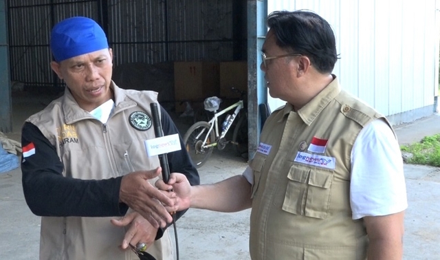 Ustadz Susanto menjelaskan proses pemotongan sapi kurban hasil peternakan Al Zaytun