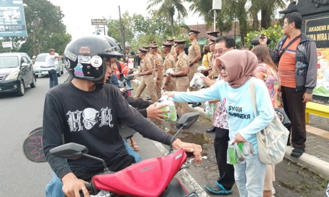 lognews.co.id foto 32 akmil lintas