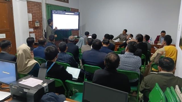 Presentasi dari Bagian Kesiswaan perihal pengadaan kelengkapan pelajar