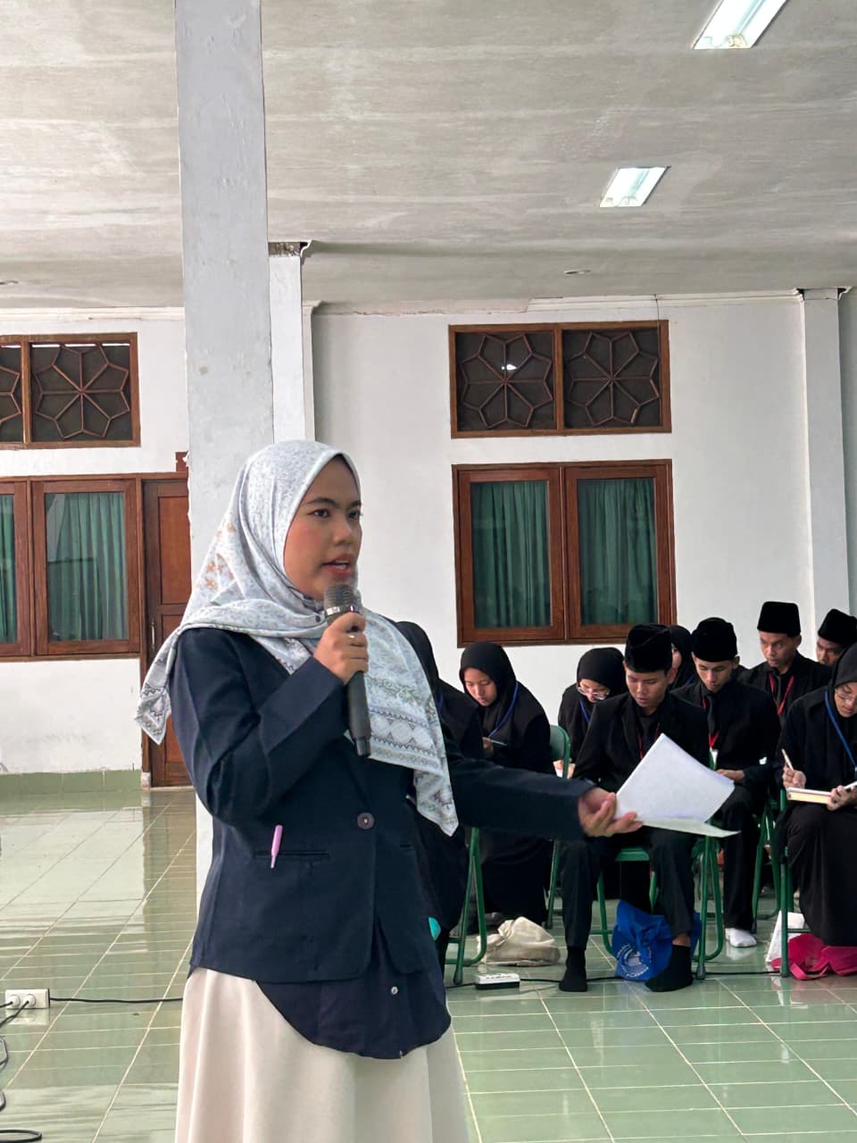 Ustdh. Ravilah saat menyampaikan materi